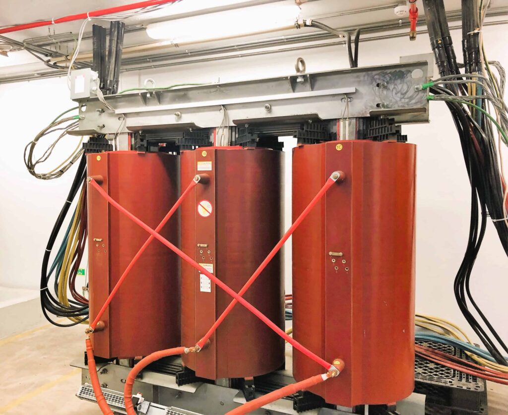 Dry-type transformers do not pose any risk of oil leaks or spills, making them ideal for use in the food and beverage industry where cleanliness and hygiene are of utmost importance.